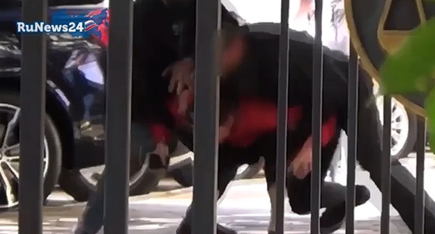 Задержание подозреваемого в подготовке теракта в Ставрополе . Кадр видео
RuNews24 https://www.youtube.com/watch?v=1ol-Ghaf_mo&feature=emb_logo Задержание подозреваемого в подготовке теракта в Ставрополе . Кадр видео
RuNews24 https://www.youtube.com/watch?v=1ol-Ghaf_mo&feature=emb_logo