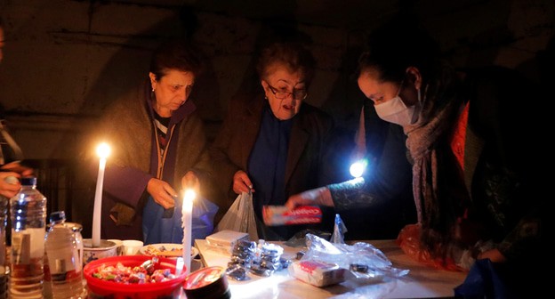 Жители Степанакерта собираются на ночь в подвале здания, используя его в качестве бомбоубежища, 7 октября 2020 года. REUTERS/Stringer
Жители Степанакерта собираются на ночь в подвале здания, используя его в качестве бомбоубежища, 7 октября 2020 года. REUTERS/Stringer