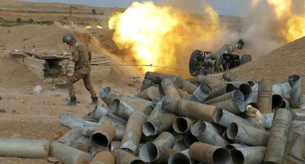 Солдат армянской армии стреляет из артиллерийского орудия, 5 октября 2020 года. Фото: пресс-служба Министерства обороны Армении/PAN Photo/ REUTERS Солдат армянской армии стреляет из артиллерийского орудия, 5 октября 2020 года. Фото: пресс-служба Министерства обороны Армении/PAN Photo/ REUTERS