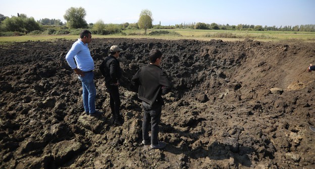 Жители Барда осматривают место попадания снаряда в поле. Фото Азиза Каримова для "Кавказского узла". Жители Барда осматривают место попадания снаряда в поле. Фото Азиза Каримова для "Кавказского узла".