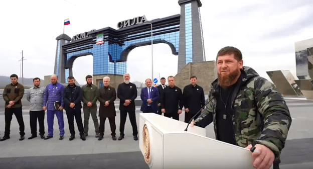 Рамзан Кадыров на открытии арки при въезде в Грозный 5 октября 2020 года. Стоп-кадр видео https://vk.com/video279938622_456243573 Рамзан Кадыров на открытии арки при въезде в Грозный 5 октября 2020 года. Стоп-кадр видео https://vk.com/video279938622_456243573