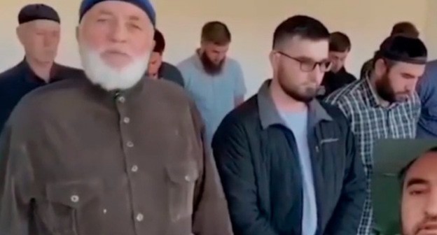 Видеообращение родственников проживающего в Австрии чеченского блогера Сайд-Хусейна Магомадова. Скриншот: телеграм-канал «1ADAT» Видеообращение родственников проживающего в Австрии чеченского блогера Сайд-Хусейна Магомадова. Скриншот: телеграм-канал «1ADAT»