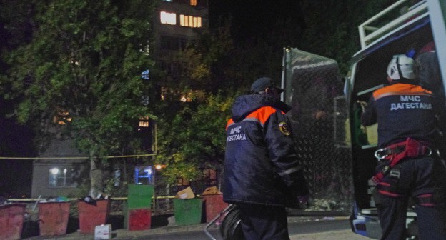 Сотрудники МЧС дежурили у дома, на крыше которого пикетировал Салим Халитов. 12 октября 2020 г. Фото Расула Магомедова для "Кавказского узла" Сотрудники МЧС дежурили у дома, на крыше которого пикетировал Салим Халитов. 12 октября 2020 г. Фото Расула Магомедова для "Кавказского узла"