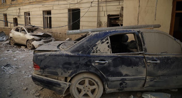 Поврежденные взрывом автомобили на улице Гянджи. 11 октября 2020 года. Фото Азиза Каримова для "Кавказского узла". Поврежденные взрывом автомобили на улице Гянджи. 11 октября 2020 года. Фото Азиза Каримова для "Кавказского узла".