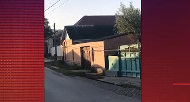 Место перестрелки в Октябрьском районе Грозного, 13.10.2020. Кадр видео 5-tv https://www.5-tv.ru/news/315617/dva-sotrudnika-omon-ubity-vhode-perestrelki-vdagestane/ Место перестрелки в Октябрьском районе Грозного, 13.10.2020. Кадр видео 5-tv https://www.5-tv.ru/news/315617/dva-sotrudnika-omon-ubity-vhode-perestrelki-vdagestane/