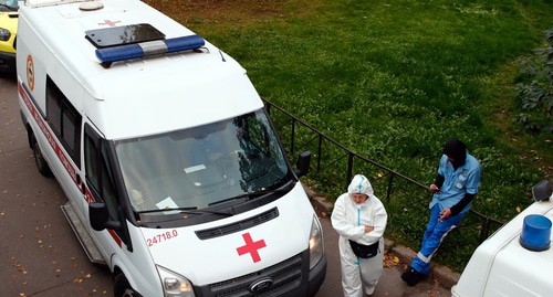 Медицинские специалисты ждут рядом с машинами скорой помощи. Фото: REUTERS/Антон Ваганов Медицинские специалисты ждут рядом с машинами скорой помощи. Фото: REUTERS/Антон Ваганов