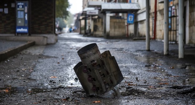 Снаряд в Степанакерте. Фото: Давид Каграманян/НКР инфоцентр/Reuters Снаряд в Степанакерте. Фото: Давид Каграманян/НКР инфоцентр/Reuters