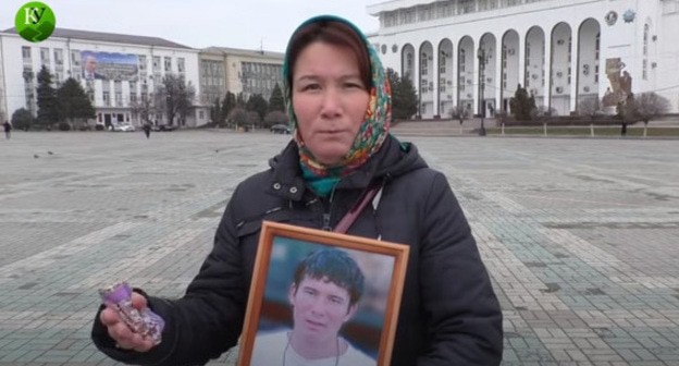 Юмабике Адильгереева, мать убитого Эрадиля Асанова во время пикета в Махачкале. 6 февраля 2018 г. Стоп-кадр видео "Кавказского узла" https://www.youtube.com/watch?v=Uwky0niKL6E&feature=emb_logo Юмабике Адильгереева, мать убитого Эрадиля Асанова во время пикета в Махачкале. 6 февраля 2018 г. Стоп-кадр видео "Кавказского узла" https://www.youtube.com/watch?v=Uwky0niKL6E&feature=emb_logo