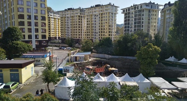 Место строительства торгового центра на берегу реки. Фото Светланы Кравченко для "Кавказского узла". Место строительства торгового центра на берегу реки. Фото Светланы Кравченко для "Кавказского узла".