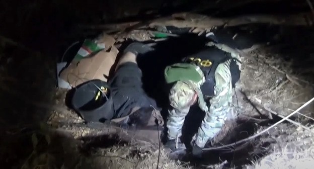 На месте ликвидации террористов в Кировском районе Волгограда. Кадр видео ПРОИСШЕСТВИЯ ОПЕРАТИВНО https://www.youtube.com/watch?v=q94bRqHmb2w&feature=emb_logo На месте ликвидации террористов в Кировском районе Волгограда. Кадр видео ПРОИСШЕСТВИЯ ОПЕРАТИВНО https://www.youtube.com/watch?v=q94bRqHmb2w&feature=emb_logo