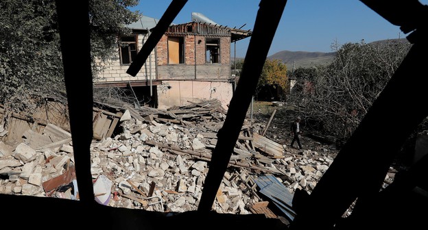 Вид из окна разрушенного обстрелом дома в городе Мартуни 14 октября 2020 года. Фото REUTERS/Stringer Вид из окна разрушенного обстрелом дома в городе Мартуни 14 октября 2020 года. Фото REUTERS/Stringer