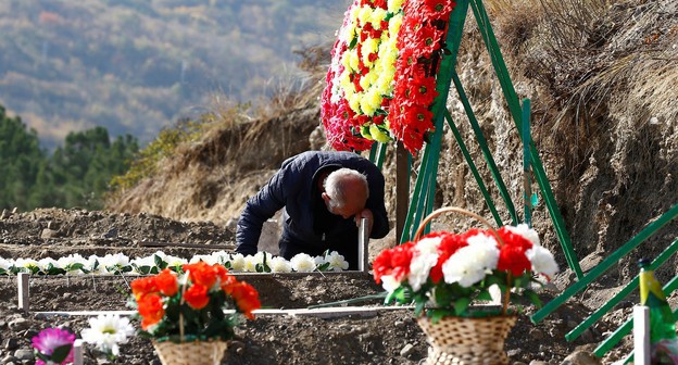 Мужчина скорбит на могиле павшего солдата, погибшего во время военного конфликта в Нагорном Карабахе, Степанакерт, 14 октября 2020 года. REUTERS/Stringer Мужчина скорбит на могиле павшего солдата, погибшего во время военного конфликта в Нагорном Карабахе, Степанакерт, 14 октября 2020 года. REUTERS/Stringer
