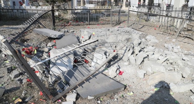 Следы взрыва на кладбище в Тертере. Фото Азиза Каримова для "Кавказского узла". Следы взрыва на кладбище в Тертере. Фото Азиза Каримова для "Кавказского узла".