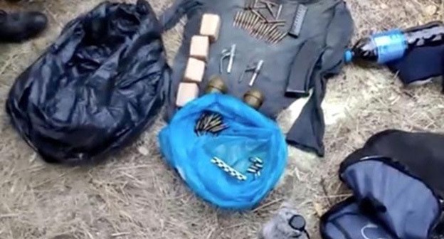 Вещи боевиков. Стоп-кадр видео https://www.youtube.com/watch?v=pib83-LS2DY&feature=emb_logo Вещи боевиков. Стоп-кадр видео https://www.youtube.com/watch?v=pib83-LS2DY&feature=emb_logo