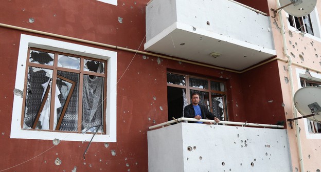 Мужчина на балконе обстрелянного здания. Фото Азиза Каримова для "Кавказского узла" Мужчина на балконе обстрелянного здания. Фото Азиза Каримова для "Кавказского узла"
