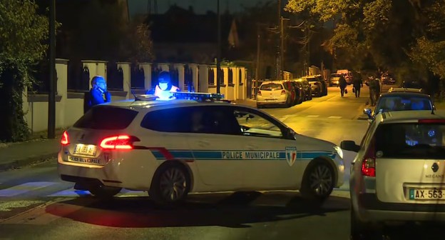 Полицейские на месте убийства подозреваемого в нападении на школьного учителя во Франции. Скриншот видео со страницы Youtube-канала «Euronews по-русски» https://www.youtube.com/watch?v=zNafD5wlXWU Полицейские на месте убийства подозреваемого в нападении на школьного учителя во Франции. Скриншот видео со страницы Youtube-канала «Euronews по-русски» https://www.youtube.com/watch?v=zNafD5wlXWU