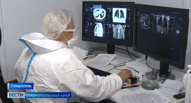 Врач проводит диагностику с помощью аппарата компьютерной томографии. Стопкадр из видео на Youtube-на канале «ГТРК 'Ставрополье' ВЕСТИ Ставропольский край» https://www.youtube.com/watch?v=kSX2BzLfUzQ Врач проводит диагностику с помощью аппарата компьютерной томографии. Стопкадр из видео на Youtube-на канале «ГТРК 'Ставрополье' ВЕСТИ Ставропольский край» https://www.youtube.com/watch?v=kSX2BzLfUzQ