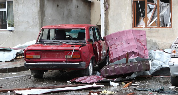 Автомобиль и здание, пострадавшие от обстрелов. Фото: Айк Багдасарян/Photolure./Reuters Автомобиль и здание, пострадавшие от обстрелов. Фото: Айк Багдасарян/Photolure./Reuters