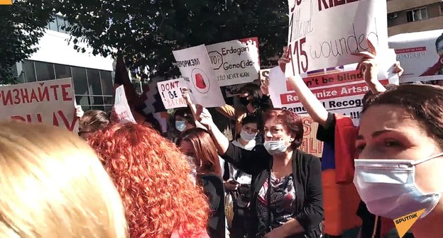 Участники акции требуют у представителей офиса ООН в Ереване отправиться на передовую и своими глазами увидеть, что там происходит.
Фото: кадр видео SPUTNIK https://ru.armeniasputnik.am/karabah/20201019/24970113/Ne-vidite-muzhchin-uslyshte-zhenschin--zhitelnitsy-Karabakha-proveli-aktsiyu-u-ofisa-OON.html Участники акции требуют у представителей офиса ООН в Ереване отправиться на передовую и своими глазами увидеть, что там происходит.
Фото: кадр видео SPUTNIK https://ru.armeniasputnik.am/karabah/20201019/24970113/Ne-vidite-muzhchin-uslyshte-zhenschin--zhitelnitsy-Karabakha-proveli-aktsiyu-u-ofisa-OON.html