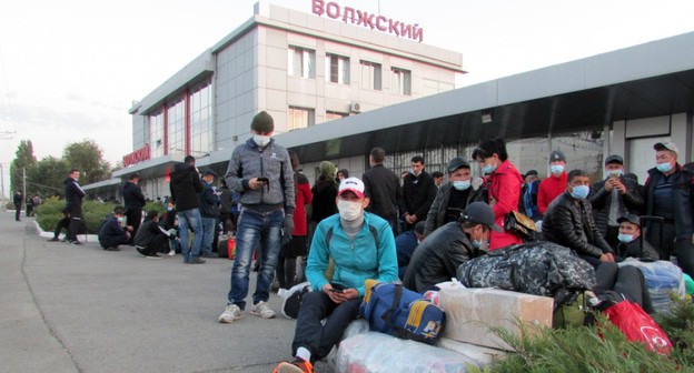 Узбекские трудовые мигранты на платформе вокзала в Волжском. Фото Вячеслава Ященко для "Кавказского узла" Узбекские трудовые мигранты на платформе вокзала в Волжском. Фото Вячеслава Ященко для "Кавказского узла"