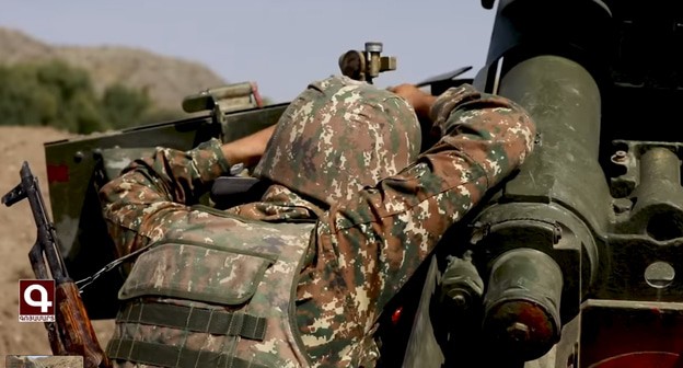 Военнослужащий армянской армии на передовой. Кадр видео НКР ИнфоЦентр https://www.facebook.com/ArtsakhInformation/videos/401158884385156/ Военнослужащий армянской армии на передовой. Кадр видео НКР ИнфоЦентр https://www.facebook.com/ArtsakhInformation/videos/401158884385156/