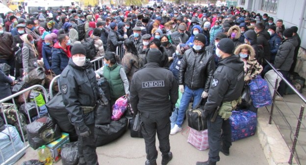 Узбекские мигранты перед зданием вокзала в Волжском. Фото Вячеслава Ященко для "Кавказского узла".
