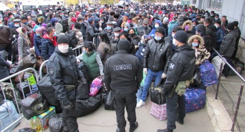 Узбекские мигранты перед зданием вокзала в Волжском. Фото Вячеслава Ященко для "Кавказского узла".