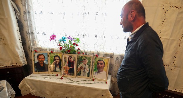 Теймур Аскеров перед фото погибших родственников. 22.10.20. Фото Азиза Каримова для "Кавказского узла" Теймур Аскеров перед фото погибших родственников. 22.10.20. Фото Азиза Каримова для "Кавказского узла"