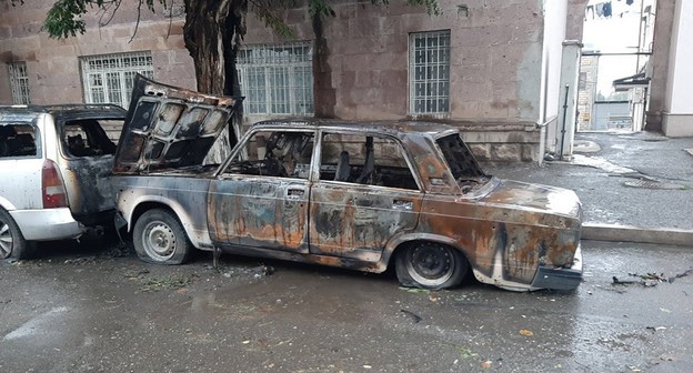 Автомобили жителей Степанакерта после обстрела. Нагорный Карабах, 17 октября 2020 года. Алвард Григорян для "Кавказского узла" Автомобили жителей Степанакерта после обстрела. Нагорный Карабах, 17 октября 2020 года. Алвард Григорян для "Кавказского узла"