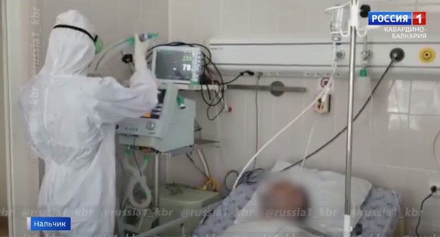 В палате у больного коронавирусом. Стопкадр из видео на Youtube-канале «Вести КБР» от 23 октября 2020 года. https://www.youtube.com/watch?v=jeogHcITeE0 В палате у больного коронавирусом. Стопкадр из видео на Youtube-канале «Вести КБР» от 23 октября 2020 года. https://www.youtube.com/watch?v=jeogHcITeE0