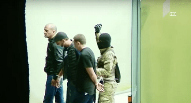 Подозреваемый и заложники выходят из здания. Кадр видео Georgian Public Broadcaster Подозреваемый и заложники выходят из здания. Кадр видео Georgian Public Broadcaster