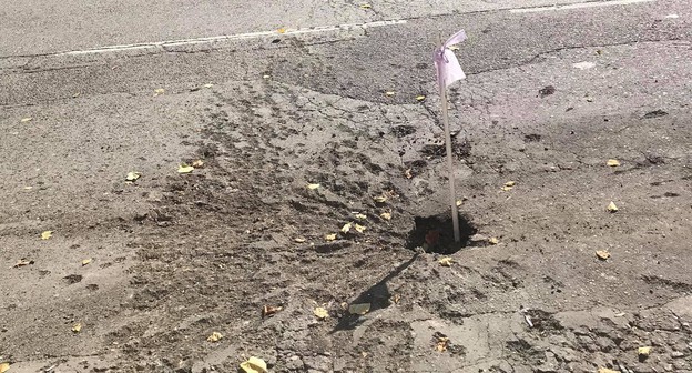 Следы от ракеты на центральной улице. Фото Алвард Григорян для "Кавказского узла" Следы от ракеты на центральной улице. Фото Алвард Григорян для "Кавказского узла"