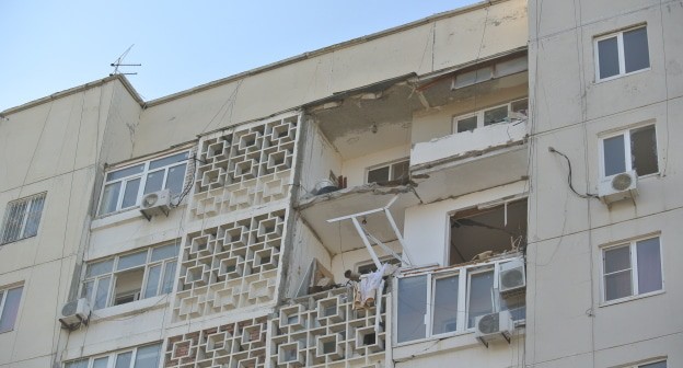 Поврежденный взрывом дом в Элисте. Фото Бадмы Бюрчиева для "Кавказского узла". Поврежденный взрывом дом в Элисте. Фото Бадмы Бюрчиева для "Кавказского узла".