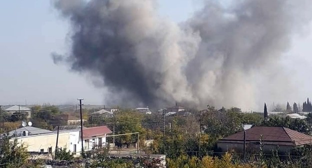 Дым от разрыва снаряда над Мертакертом. Фото ИнфоЦентр Нагорного Карабаха https://www.facebook.com/ArtsakhInformation/posts/202241151416673?notif_id=1603960013602332¬if_t=page_highlights&ref=notif Дым от разрыва снаряда над Мертакертом. Фото ИнфоЦентр Нагорного Карабаха https://www.facebook.com/ArtsakhInformation/posts/202241151416673?notif_id=1603960013602332¬if_t=page_highlights&ref=notif