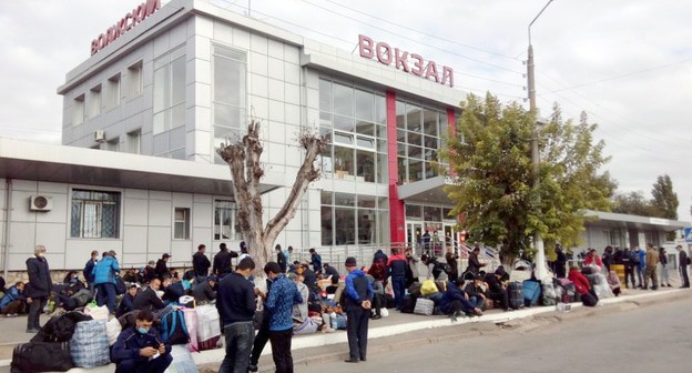 Узбекские рабочие в ожидании поезда из Волжского в Ташкент. Фото Вячеслава Ященко для "Кавказского узла" Узбекские рабочие в ожидании поезда из Волжского в Ташкент. Фото Вячеслава Ященко для "Кавказского узла"