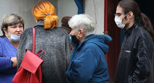 Сход жителей 18-квартирного дома в Гуково. 29 октября 2020 г. Фото Вячеслава Прудникова для "Кавказского узла" Сход жителей 18-квартирного дома в Гуково. 29 октября 2020 г. Фото Вячеслава Прудникова для "Кавказского узла"