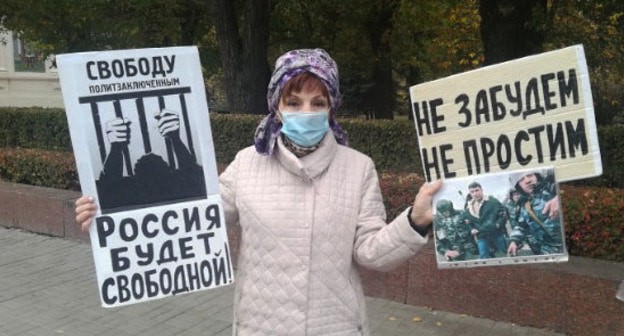 Галина Тихенко во время пикета. Волгоград, 31 октября 2020 г. Фото Татьяны Филимоновой для "Кавказского узла" Галина Тихенко во время пикета. Волгоград, 31 октября 2020 г. Фото Татьяны Филимоновой для "Кавказского узла"