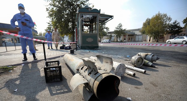 Азербайджанский следователь стоит рядом с осколками боеприпасов на улице, недавно пострадавшей от обстрела в городе Барда, Азербайджан, 29 октября 2020 года. REUTERS/Азиз Каримов Азербайджанский следователь стоит рядом с осколками боеприпасов на улице, недавно пострадавшей от обстрела в городе Барда, Азербайджан, 29 октября 2020 года. REUTERS/Азиз Каримов