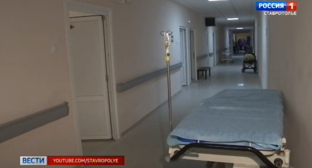 Коридор горбольницы №2 в Ставрополе, которая перепрофилирует свои отделения для лечения больных COVID-19. Стоп-кадр из видео на Youtube-канале ГТРК "Ставрополье" "ВЕСТИ Ставропольский край" от 27 октября 2020 года. https://www.youtube.com/watch?v=ZfkunZbOH5A Коридор горбольницы №2 в Ставрополе, которая перепрофилирует свои отделения для лечения больных COVID-19. Стоп-кадр из видео на Youtube-канале ГТРК "Ставрополье" "ВЕСТИ Ставропольский край" от 27 октября 2020 года. https://www.youtube.com/watch?v=ZfkunZbOH5A