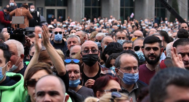 Сторонники оппозиции, протестующие против итогов голосования на выборах в парламент Грузии 01.11.20. Фото Инны Кукуджановой для "Кавказского узла" Сторонники оппозиции, протестующие против итогов голосования на выборах в парламент Грузии 01.11.20. Фото Инны Кукуджановой для "Кавказского узла"