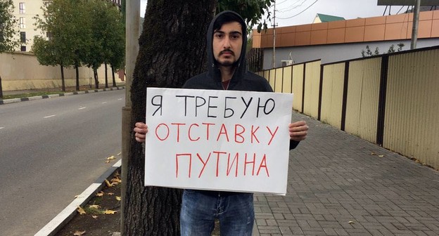 Активист партии "Яблоко" Рональда Айрапетяна во время одиночного пикета с требованием отставки Путина в Сочи 02.11.2020. Фото Рональда Айрапетяна для "Кавказского узла" Активист партии "Яблоко" Рональда Айрапетяна во время одиночного пикета с требованием отставки Путина в Сочи 02.11.2020. Фото Рональда Айрапетяна для "Кавказского узла"