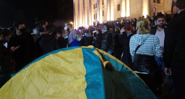 Палатка протестующих перед парламентом Грузии 01.11.2020. Фото Беслана Кмузова для "Кавказского узла" Палатка протестующих перед парламентом Грузии 01.11.2020. Фото Беслана Кмузова для "Кавказского узла"