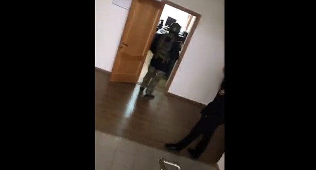 Обыск в Минсельхозе Дагестана 2 ноября 2020 года. Кадр видео
gazetachernovik https://www.youtube.com/watch?v=GN3muDC6v3A Обыск в Минсельхозе Дагестана 2 ноября 2020 года. Кадр видео
gazetachernovik https://www.youtube.com/watch?v=GN3muDC6v3A