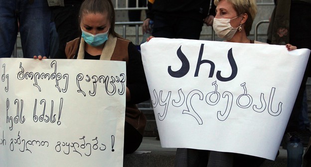 Участники акции протеста. Надписи на плакатах: "Я до конца буду защищать свой голос! Не смейте фальсифицировать!" и "Нет фальсификации". Тбилиси, 1 ноября 2020 г. Фото Инны Кукуджановой для "Кавказского узла" Участники акции протеста. Надписи на плакатах: "Я до конца буду защищать свой голос! Не смейте фальсифицировать!" и "Нет фальсификации". Тбилиси, 1 ноября 2020 г. Фото Инны Кукуджановой для "Кавказского узла"