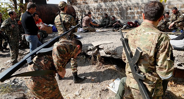 Армянские военослужащие. Нагорный Карабах, 27 октября 2020 г. Фото: REUTERS/Gleb Garanich Армянские военослужащие. Нагорный Карабах, 27 октября 2020 г. Фото: REUTERS/Gleb Garanich