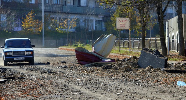 Люди едут на автомобиле рядом с поврежденным зданием после обстрела в городе Шуши (Шуша), 29 октября 2020 года. Фото: Ваграм Багдасарян/Photolure via REUTERS Люди едут на автомобиле рядом с поврежденным зданием после обстрела в городе Шуши (Шуша), 29 октября 2020 года. Фото: Ваграм Багдасарян/Photolure via REUTERS