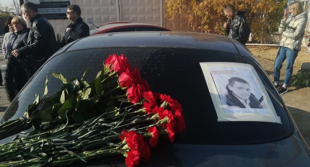 Цветы и портрет Романа Гребенюка на автомобиле. Волгоград, 4 ноября 2020 года. Фото Татьяны Филимоновой для "Кавказского узла" Цветы и портрет Романа Гребенюка на автомобиле. Волгоград, 4 ноября 2020 года. Фото Татьяны Филимоновой для "Кавказского узла"