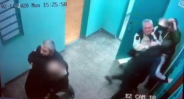 Кадры нападения на Георгия Руруа. Кадр видео GSAC Analytics https://www.youtube.com/watch?v=n8v4Y52ZTG8&feature=emb_logo Кадры нападения на Георгия Руруа. Кадр видео GSAC Analytics https://www.youtube.com/watch?v=n8v4Y52ZTG8&feature=emb_logo