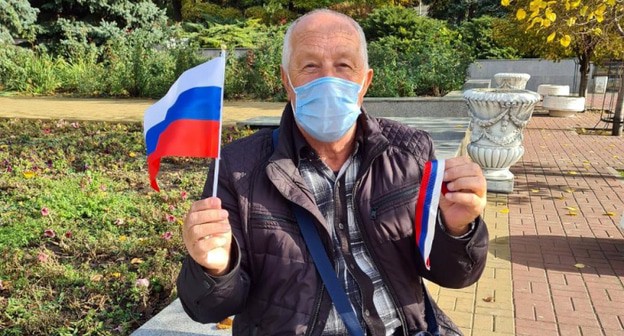 Мужчина с атрибутамми праздника "День народного единства" на улице Ростова-на-Дону 04.11.2020. Фото пресс-службы администрации Ростова-на-Дону https://rostov-gorod.ru/press_room/news/8899/112545/ Мужчина с атрибутамми праздника "День народного единства" на улице Ростова-на-Дону 04.11.2020. Фото пресс-службы администрации Ростова-на-Дону https://rostov-gorod.ru/press_room/news/8899/112545/