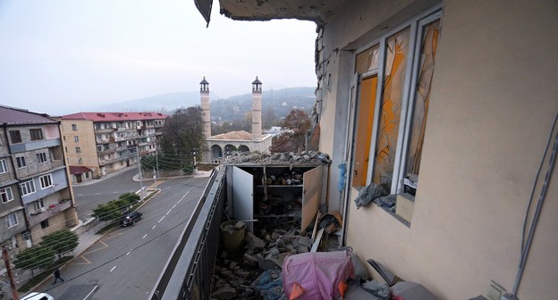 Вид с балкона поврежденного здания после недавнего обстрела города Шуши (Шуша), 3 ноября 2020 года. Фото: Ваграм Багдасарян/Photolure via REUTERS 
